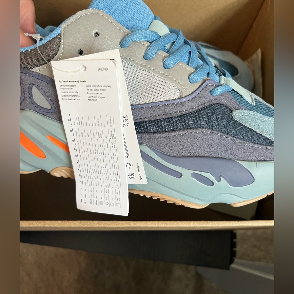 Yeezy Boost 700 - carbon blue